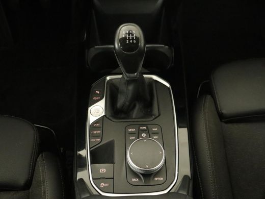 BMW 1 Serie 118i Sport Line | Sportstoelen | Carplay | Live Cockpit | Full LED | Navigatie | Half leder | Par... ActivLease financial lease