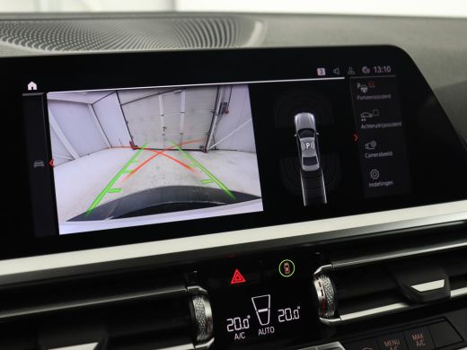 BMW 3 Serie 318i Sport Line | Carplay | Camera | Sportstoelen | Sfeerverlichting | Live Cockpit | Navigatie |... ActivLease financial lease