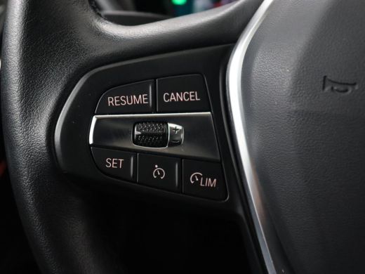 BMW 3 Serie 318i Sport Line | Carplay | Camera | Sportstoelen | Sfeerverlichting | Live Cockpit | Navigatie |... ActivLease financial lease