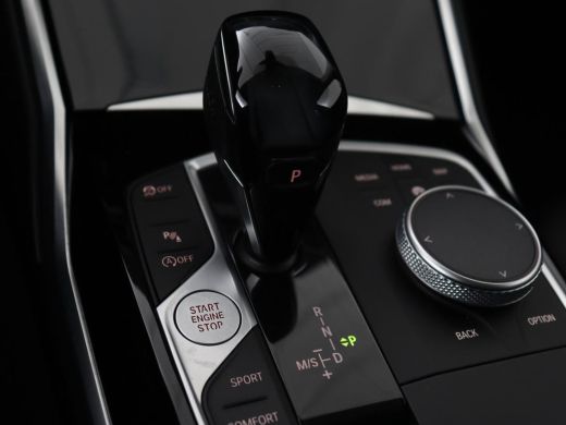 BMW 3 Serie 318i Sport Line | Carplay | Camera | Sportstoelen | Sfeerverlichting | Live Cockpit | Navigatie |... ActivLease financial lease