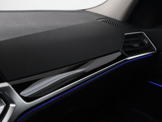 BMW 3 Serie 318i Sport Line | Carplay | Camera | Sportstoelen | Sfeerverlichting | Live Cockpit | Navigatie |... ActivLease financial lease