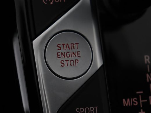 BMW 3 Serie 318i Sport Line | Carplay | Camera | Sportstoelen | Sfeerverlichting | Live Cockpit | Navigatie |... ActivLease financial lease