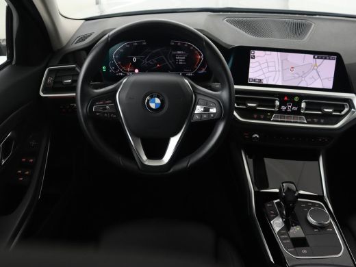 BMW 3 Serie 318i Sport Line | Carplay | Camera | Sportstoelen | Sfeerverlichting | Live Cockpit | Navigatie |... ActivLease financial lease