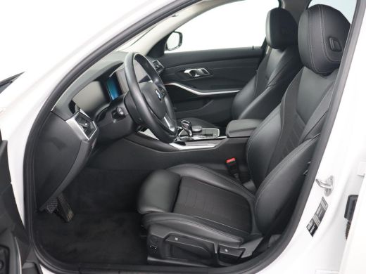 BMW 3 Serie 318i Sport Line | Carplay | Camera | Sportstoelen | Sfeerverlichting | Live Cockpit | Navigatie |... ActivLease financial lease