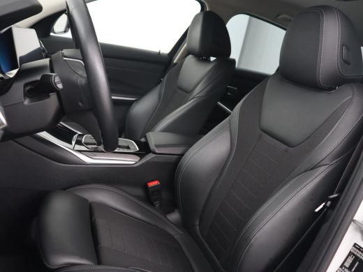 BMW 3 Serie 318i Sport Line | Carplay | Camera | Sportstoelen | Sfeerverlichting | Live Cockpit | Navigatie |... ActivLease financial lease