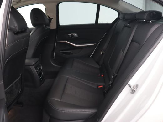 BMW 3 Serie 318i Sport Line | Carplay | Camera | Sportstoelen | Sfeerverlichting | Live Cockpit | Navigatie |... ActivLease financial lease
