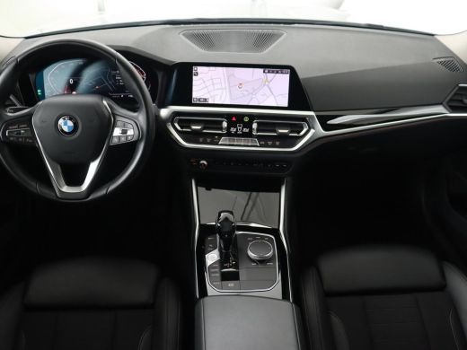 BMW 3 Serie 318i Sport Line | Carplay | Camera | Sportstoelen | Sfeerverlichting | Live Cockpit | Navigatie |... ActivLease financial lease