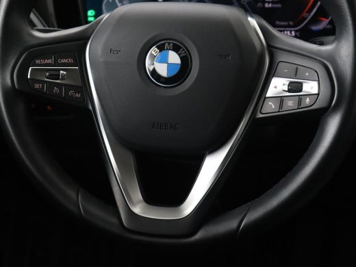 BMW 3 Serie 318i Sport Line | Carplay | Camera | Sportstoelen | Sfeerverlichting | Live Cockpit | Navigatie |... ActivLease financial lease