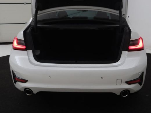 BMW 3 Serie 318i Sport Line | Carplay | Camera | Sportstoelen | Sfeerverlichting | Live Cockpit | Navigatie |... ActivLease financial lease