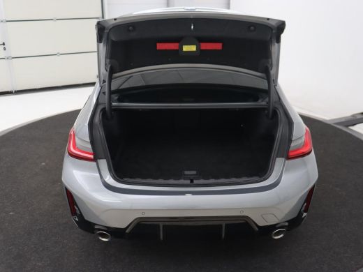 BMW 3 Serie 320e M Sport | Trekhaak | Stoelverwarming | Camera | Leder/Alcantara | Stuurverwarming | Carplay ... ActivLease financial lease