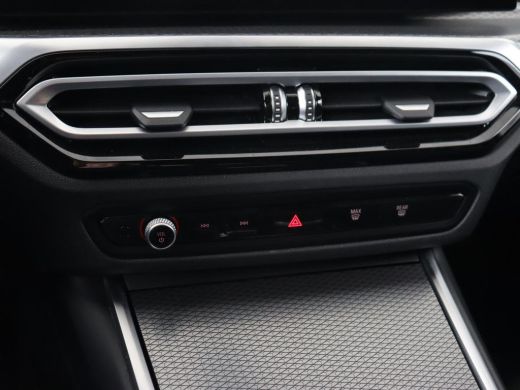 BMW 3 Serie 320e M Sport | Trekhaak | Stoelverwarming | Camera | Leder/Alcantara | Stuurverwarming | Carplay ... ActivLease financial lease