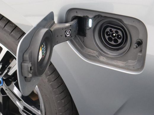 BMW 3 Serie 320e M Sport | Trekhaak | Stoelverwarming | Camera | Leder/Alcantara | Stuurverwarming | Carplay ... ActivLease financial lease