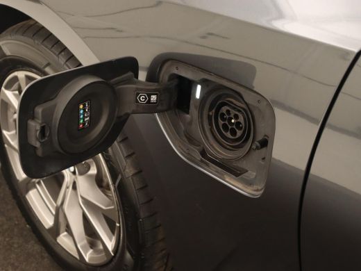 BMW 3 Serie 320e Sport Line | Leder | Stoelverwarming | Camera | Sportstoelen | Live Cockpit | Carplay | Navi... ActivLease financial lease