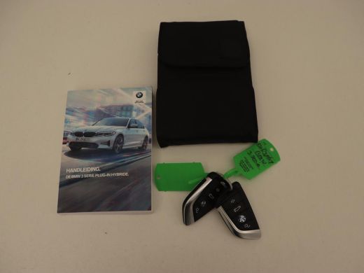 BMW 3 Serie 320e Sport Line | Leder | Stoelverwarming | Camera | Sportstoelen | Live Cockpit | Carplay | Navi... ActivLease financial lease