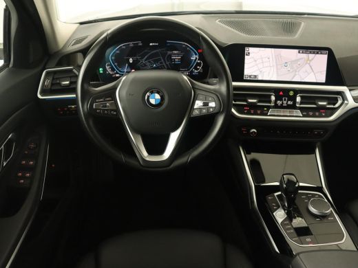 BMW 3 Serie 320e Sport Line | Leder | Stoelverwarming | Camera | Sportstoelen | Live Cockpit | Carplay | Navi... ActivLease financial lease