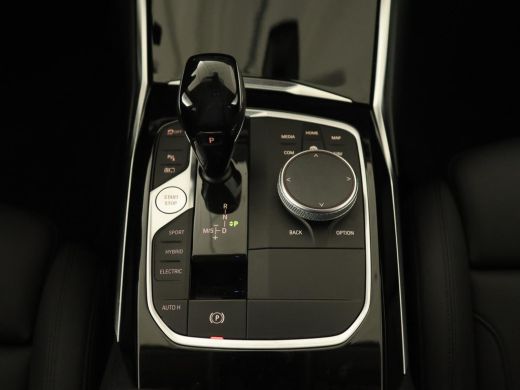 BMW 3 Serie 320e Sport Line | Leder | Stoelverwarming | Camera | Sportstoelen | Live Cockpit | Carplay | Navi... ActivLease financial lease