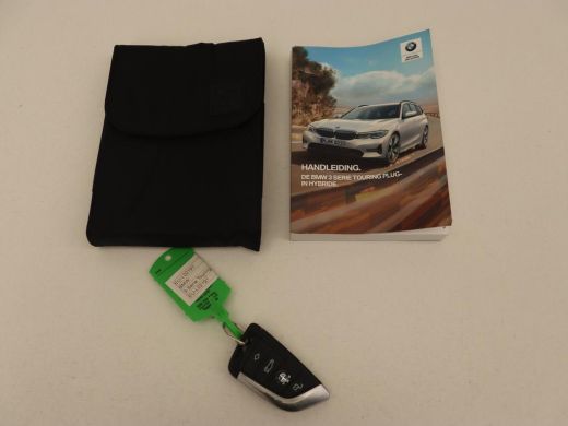 BMW 3 Serie Touring 330e | Keyless | Full LED | Carplay | Navigatie | Leder | Stoelverwarming | Camera | LMV ... ActivLease financial lease