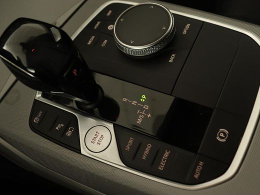 BMW 3 Serie Touring 330e | Keyless | Full LED | Carplay | Navigatie | Leder | Stoelverwarming | Camera | LMV ... ActivLease financial lease