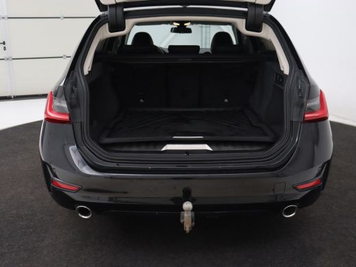 BMW 3 Serie Touring 330e | Trekhaak | Half Leder | Stoel & Stuurverwarming | Sfeerverlichting | Carplay | Spo... ActivLease financial lease