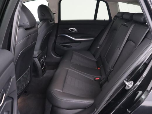 BMW 3 Serie Touring 330e | Trekhaak | Half Leder | Stoel & Stuurverwarming | Sfeerverlichting | Carplay | Spo... ActivLease financial lease
