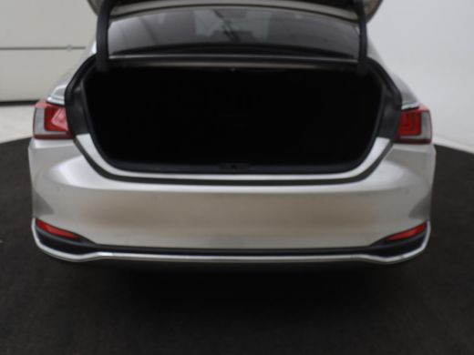 Lexus ES 300h Comfort Line | Schuifdak | Leder | Stoelverwarming | Adaptive cruise | Carplay | Camera | Me... ActivLease financial lease