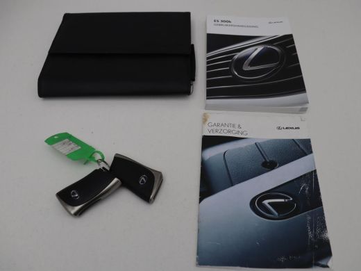 Lexus ES 300h Comfort Line | Schuifdak | Leder | Stoelverwarming | Adaptive cruise | Carplay | Camera | Me... ActivLease financial lease