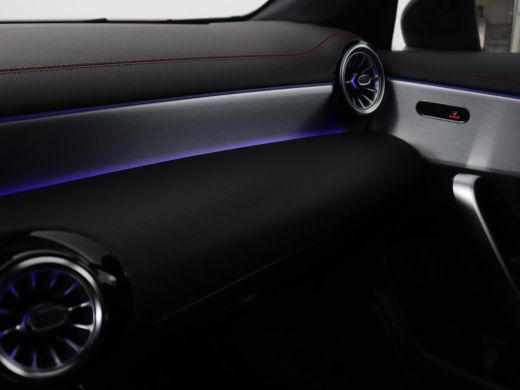 Mercedes-Benz CLA 200 AMG | Stoelverwarming | Camera | Leder/Alcantara | Sfeerverlichting | Park Assist | Full LED ... ActivLease financial lease