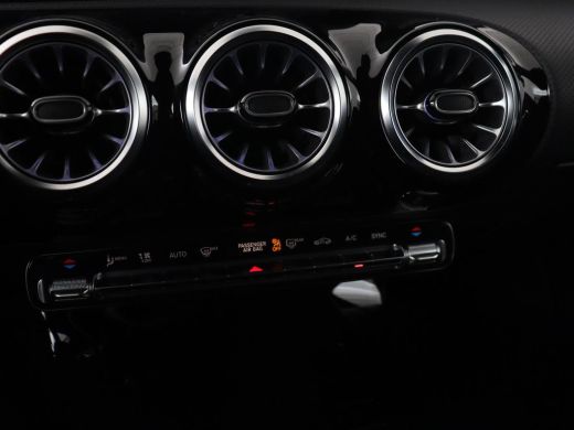 Mercedes-Benz CLA 200 AMG | Stoelverwarming | Camera | Leder/Alcantara | Sfeerverlichting | Park Assist | Full LED ... ActivLease financial lease