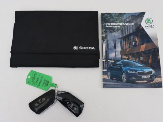 Skoda Octavia 1.5 TSI First Edition | Panoramadak | Trekhaak | Stoelverwarming | Matrix LED | Adaptive cruise |... ActivLease financial lease