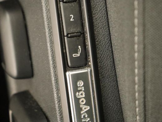 Volkswagen Golf 1.4 eHybrid Style | Massage | Carplay | Memory | Navigatie | Adaptive cruise | Parkeerhulp | Sfee... ActivLease financial lease