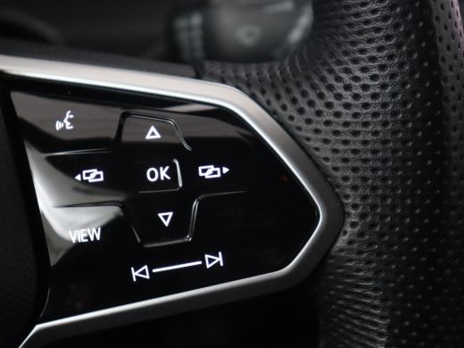 Volkswagen Golf 1.5 TSI R-Line | Panoramadak | Carplay | Sportstoelen | Navigatie | Adaptive cruise | Parkeerhulp... ActivLease financial lease