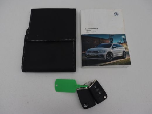 Volkswagen Tiguan 1.5 TSI R Line | Panoramadak | Trekhaak | Stoelverwarming | Camera | Adaptive cruise | Virtual Co... ActivLease financial lease