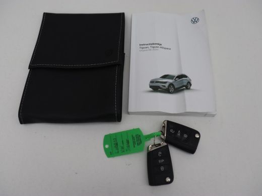 Volkswagen Tiguan Allspace 1.5 TSI R Line 7-Persoons | Panoramadak | Stoelverwarming | Trekhaak | Massage | Keyless | 19'' |... ActivLease financial lease