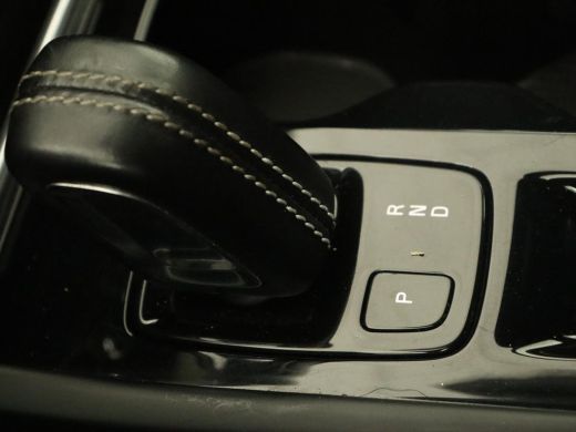 Volvo  XC40 2.0 T5 R Design Luxury Line | Panoramadak | Adaptive cruise | 360 Camera | Stoel & stuurverwarmin... ActivLease financial lease