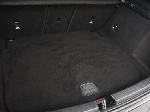 Mercedes-Benz A-Klasse 180 AMG | Adaptive cruise | Trekhaak | Stoelverwarming | Camera | Leder/Alcantara | Sfeerverlicht... ActivLease financial lease