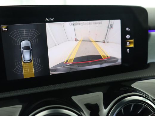 Mercedes-Benz A-Klasse 180 AMG | Adaptive cruise | Trekhaak | Stoelverwarming | Camera | Leder/Alcantara | Sfeerverlicht... ActivLease financial lease