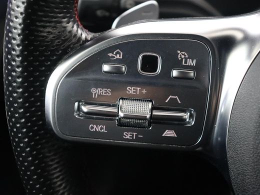 Mercedes-Benz A-Klasse 180 AMG | Adaptive cruise | Trekhaak | Stoelverwarming | Camera | Leder/Alcantara | Sfeerverlicht... ActivLease financial lease