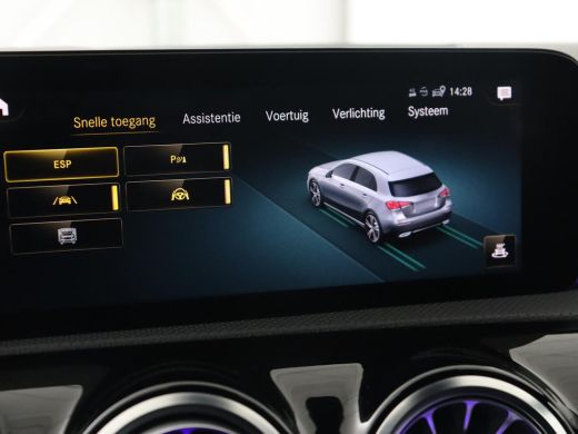 Mercedes-Benz A-Klasse 180 AMG | Adaptive cruise | Trekhaak | Stoelverwarming | Camera | Leder/Alcantara | Sfeerverlicht... ActivLease financial lease