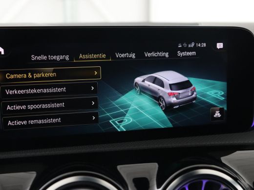 Mercedes-Benz A-Klasse 180 AMG | Adaptive cruise | Trekhaak | Stoelverwarming | Camera | Leder/Alcantara | Sfeerverlicht... ActivLease financial lease