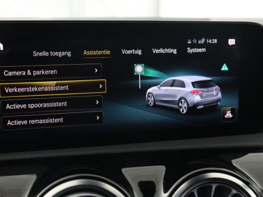 Mercedes-Benz A-Klasse 180 AMG | Adaptive cruise | Trekhaak | Stoelverwarming | Camera | Leder/Alcantara | Sfeerverlicht... ActivLease financial lease