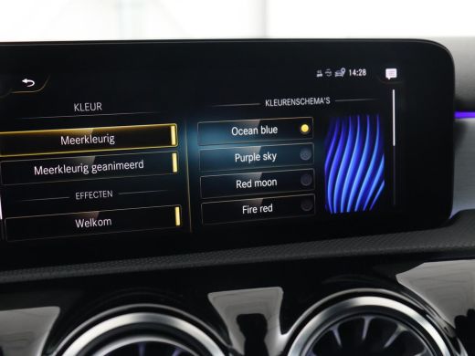 Mercedes-Benz A-Klasse 180 AMG | Adaptive cruise | Trekhaak | Stoelverwarming | Camera | Leder/Alcantara | Sfeerverlicht... ActivLease financial lease