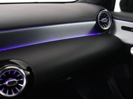 Mercedes-Benz A-Klasse 180 AMG | Adaptive cruise | Trekhaak | Stoelverwarming | Camera | Leder/Alcantara | Sfeerverlicht... ActivLease financial lease