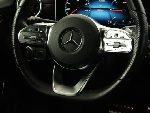 Mercedes-Benz A-Klasse 180d AMG Night | Panoramadak | Trekhaak | Stoelverwarming | Camera | Widescreen | Navigatie | Ful... ActivLease financial lease