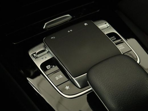 Mercedes-Benz A-Klasse 180d AMG Night | Panoramadak | Trekhaak | Stoelverwarming | Camera | Widescreen | Navigatie | Ful... ActivLease financial lease