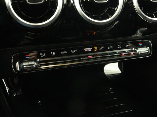 Mercedes-Benz A-Klasse 180d AMG Night | Panoramadak | Trekhaak | Stoelverwarming | Camera | Widescreen | Navigatie | Ful... ActivLease financial lease