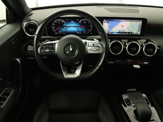 Mercedes-Benz A-Klasse 180d AMG Night | Panoramadak | Trekhaak | Stoelverwarming | Camera | Widescreen | Navigatie | Ful... ActivLease financial lease