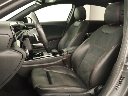 Mercedes-Benz A-Klasse 180d AMG Night | Panoramadak | Trekhaak | Stoelverwarming | Camera | Widescreen | Navigatie | Ful... ActivLease financial lease