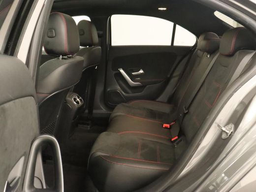 Mercedes-Benz A-Klasse 180d AMG Night | Panoramadak | Trekhaak | Stoelverwarming | Camera | Widescreen | Navigatie | Ful... ActivLease financial lease