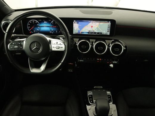 Mercedes-Benz A-Klasse 180d AMG Night | Panoramadak | Trekhaak | Stoelverwarming | Camera | Widescreen | Navigatie | Ful... ActivLease financial lease