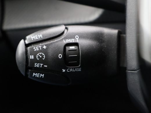 Peugeot 208 1.2 PT 100 PK GT + SPORTSTOELEN | 17 INCH | CAMERA | SFEERVERLICHTING | NAVIGATIE | CARPLAY | DAB ActivLease financial lease